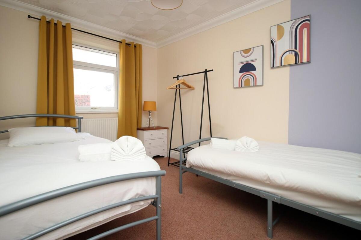 3 Bed With Free Parking - Merriotts 1 By Ty Sa Hotel Newport  Exterior photo