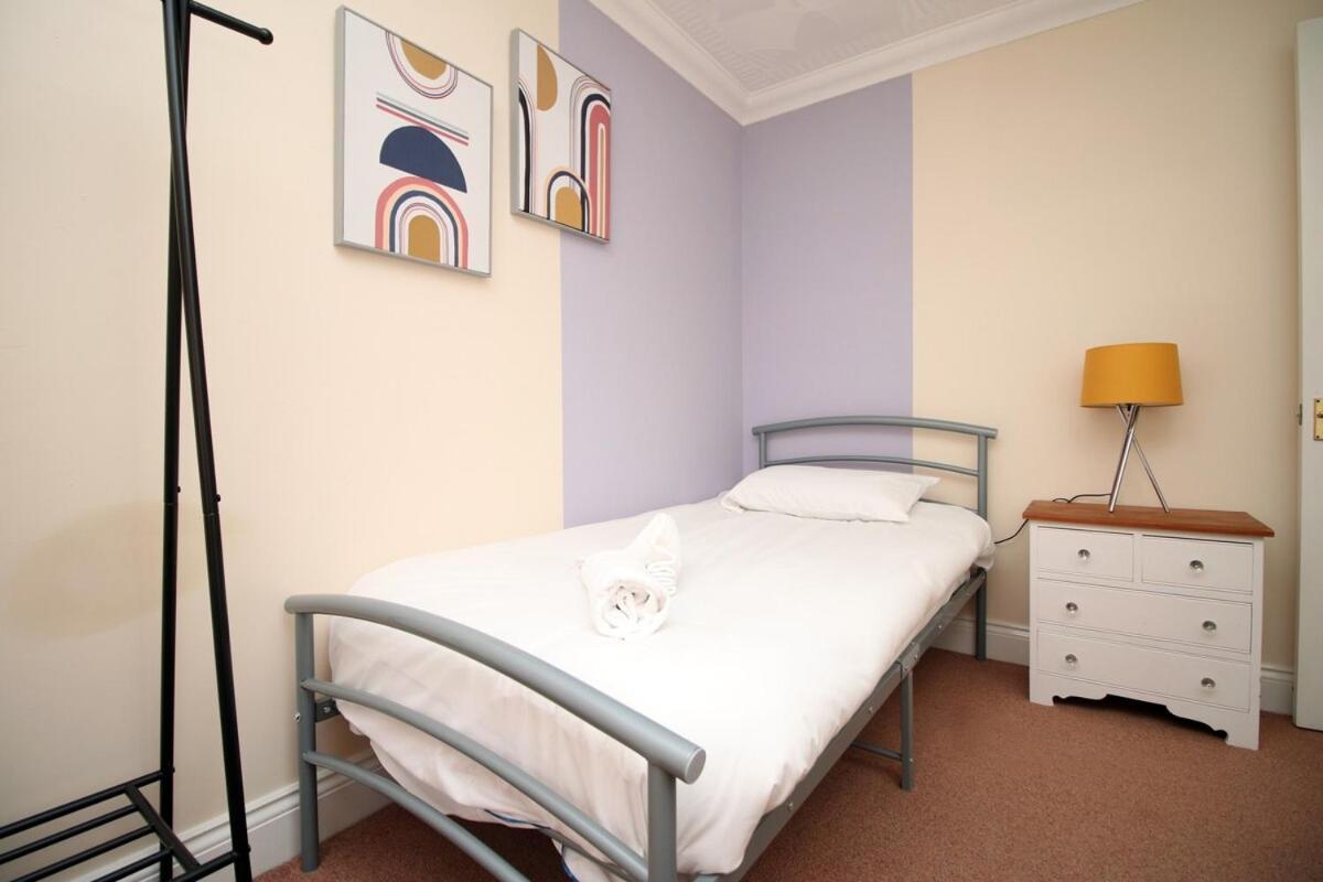 3 Bed With Free Parking - Merriotts 1 By Ty Sa Hotel Newport  Exterior photo