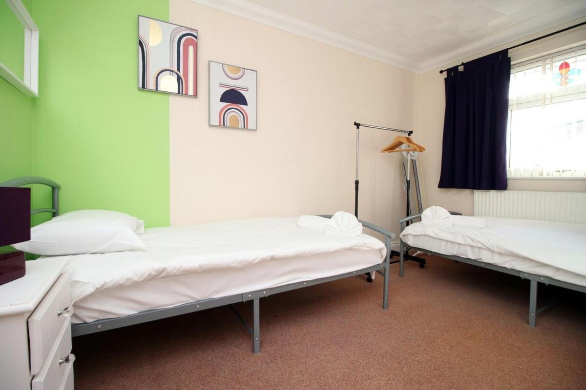 3 Bed With Free Parking - Merriotts 1 By Ty Sa Hotel Newport  Exterior photo