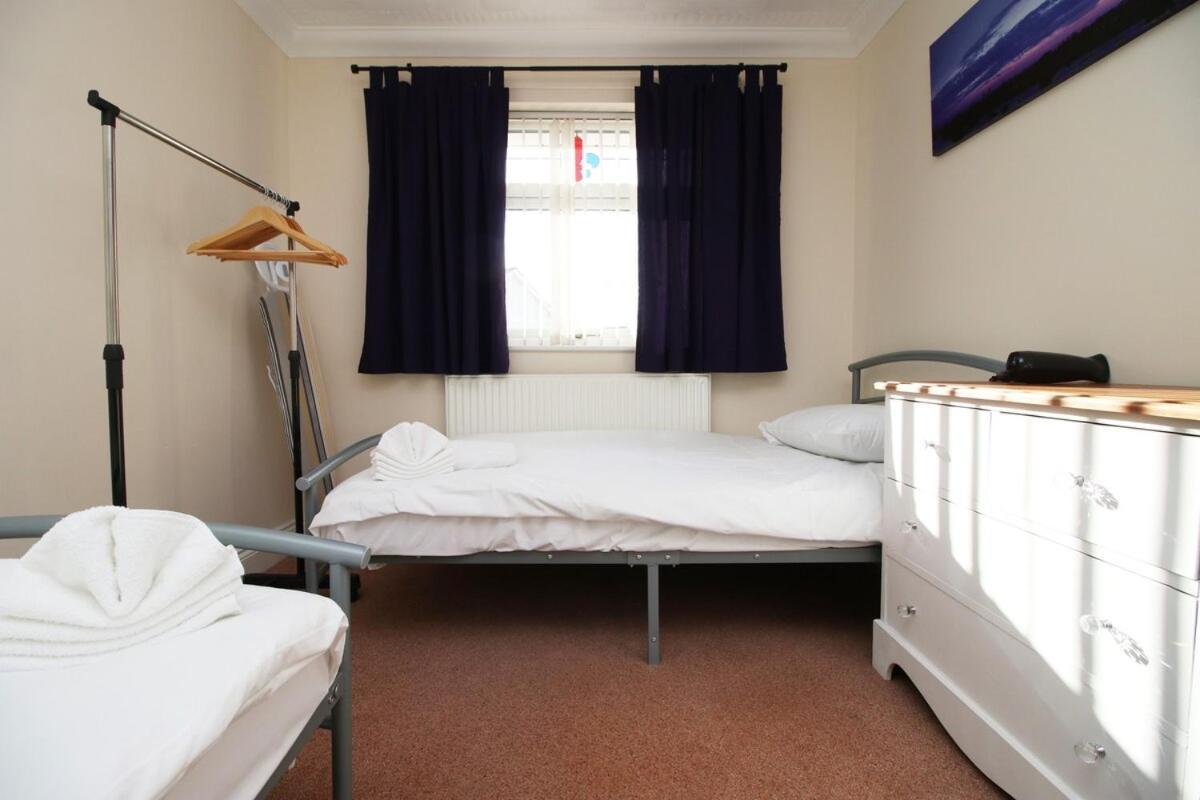 3 Bed With Free Parking - Merriotts 1 By Ty Sa Hotel Newport  Exterior photo