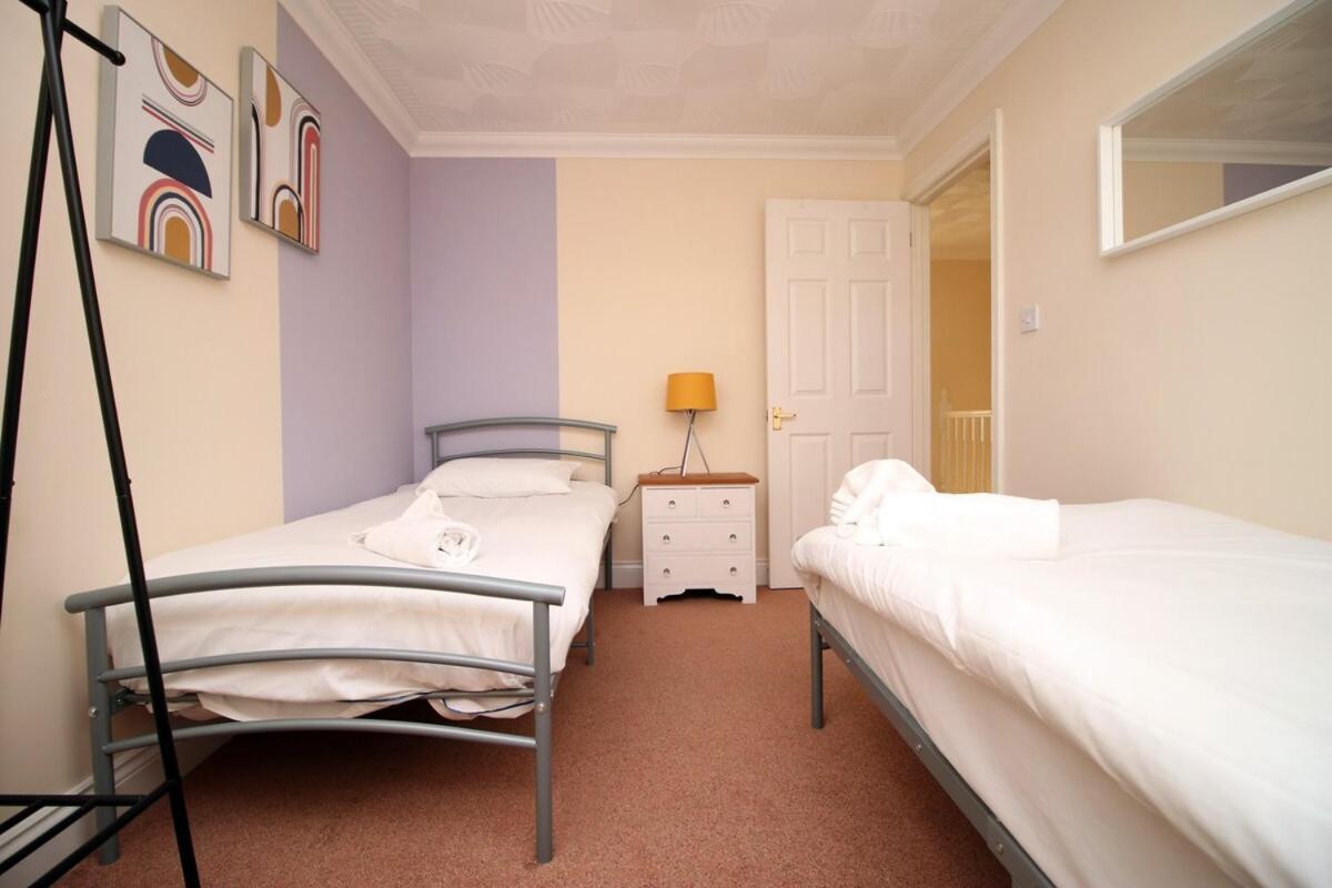 3 Bed With Free Parking - Merriotts 1 By Ty Sa Hotel Newport  Exterior photo