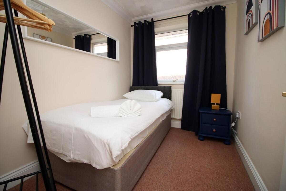 3 Bed With Free Parking - Merriotts 1 By Ty Sa Hotel Newport  Exterior photo