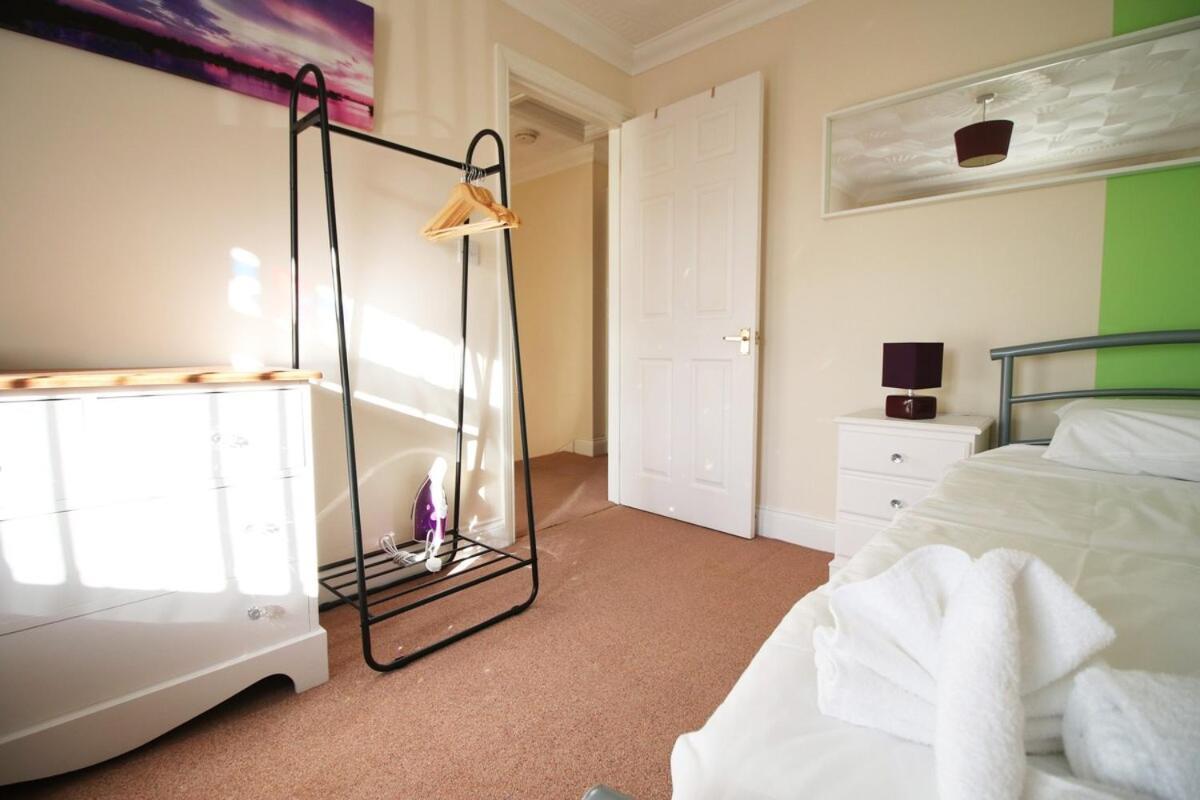 3 Bed With Free Parking - Merriotts 1 By Ty Sa Hotel Newport  Exterior photo