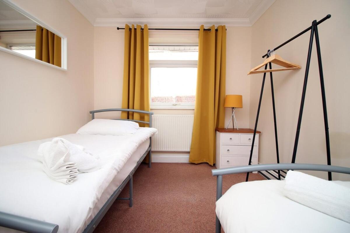 3 Bed With Free Parking - Merriotts 1 By Ty Sa Hotel Newport  Exterior photo